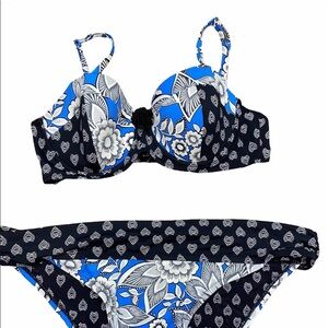 Vera Bradley bikini swimsuit size medium/large navy paisley